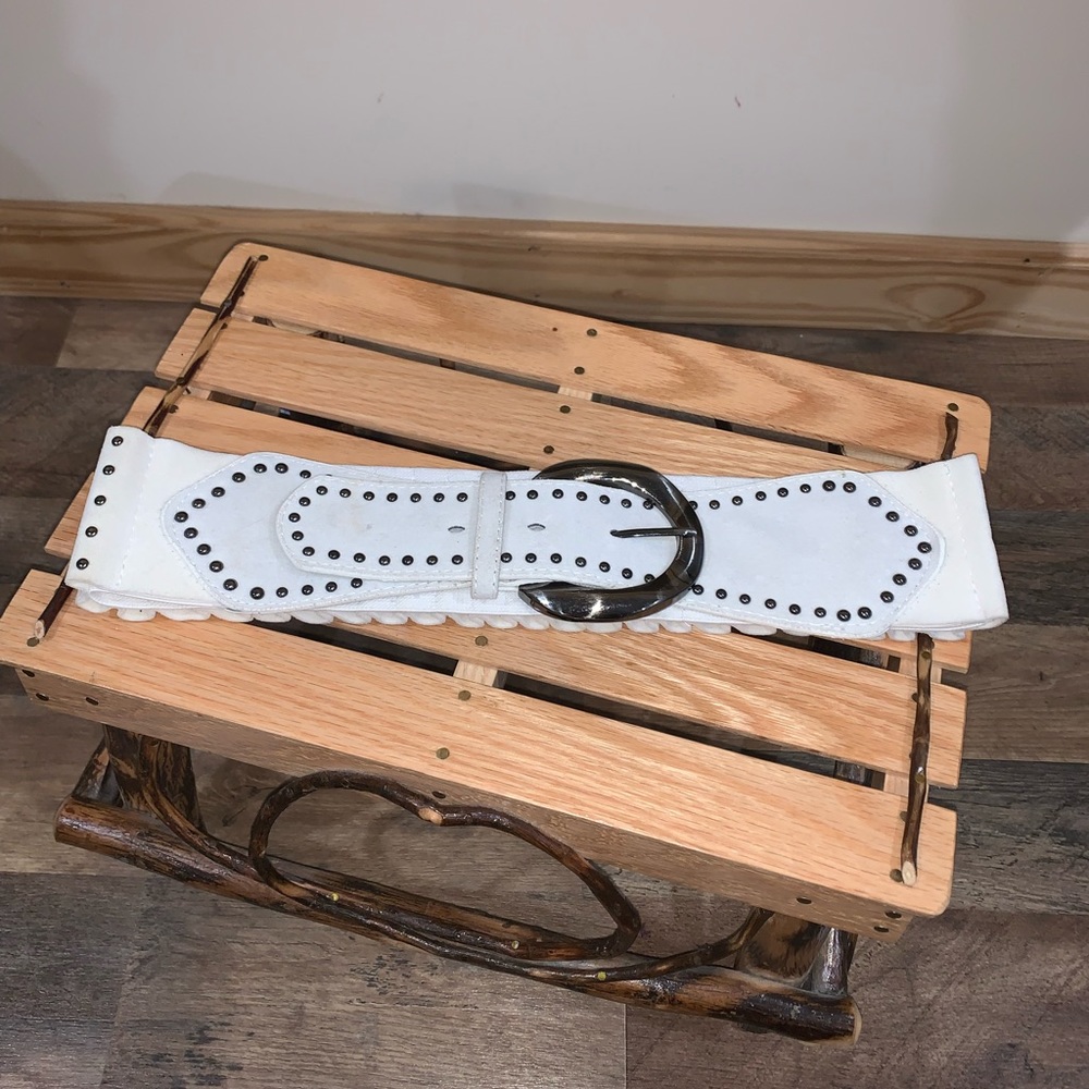 Classic western style white belt size S/M